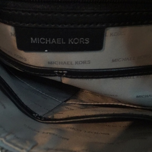 Michael Kors Mercer Gallery Snap Large Black Leather Tote - Picture 11 of 17